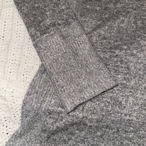 Abercrombie and Fitch soft A & F cozy line gray light weighted sweater - Picture 2 of 3